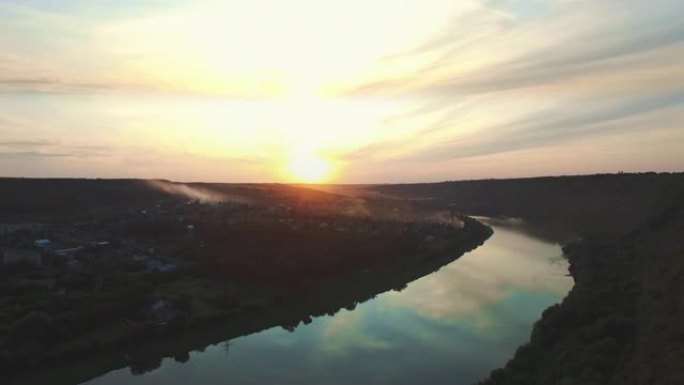 无人机拍摄的全景视频捕捉了美丽的风景，一条缓缓的河流绵延数十公里。