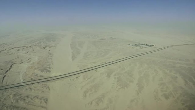 鸟瞰图，飞越西奈沙漠。摄像机在有山的沙漠公路上方向前移动。埃及