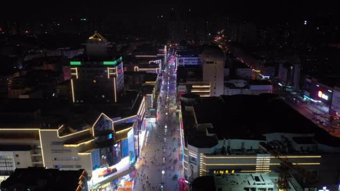 夜间照明青岛市著名行人拥挤街道空中全景4k中国