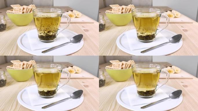 用茉莉花冲泡绿茶，叶子在杯中移动
