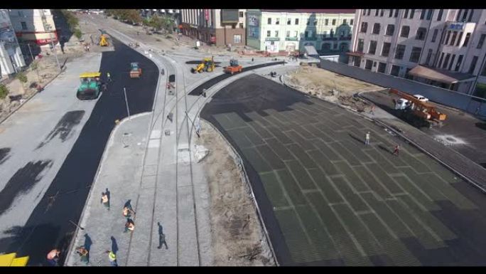 铺路机和振动压路机在路面上