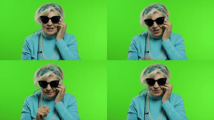 老年时尚的高加索祖母女人在手机上聊天。色度键