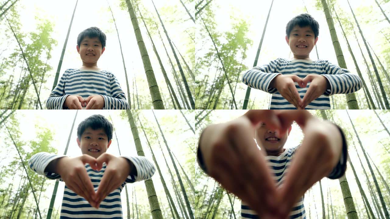 小男孩在竹林里表现出心形