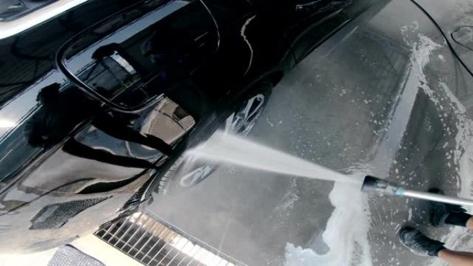洗车服务中的洗车和清洁车