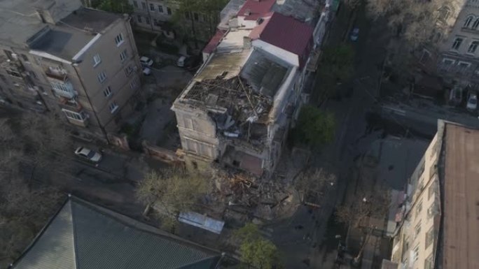 敖德萨，乌克兰，2020年9月4日，摧毁市中心的旧建筑。密集发展的问题。人们失去了家园。城市鸟瞰图。