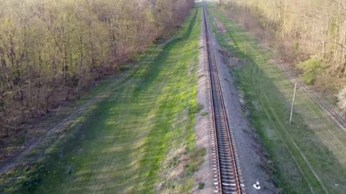 春天草地绿的时候，飞越铁路和轨枕。乘火车旅行。