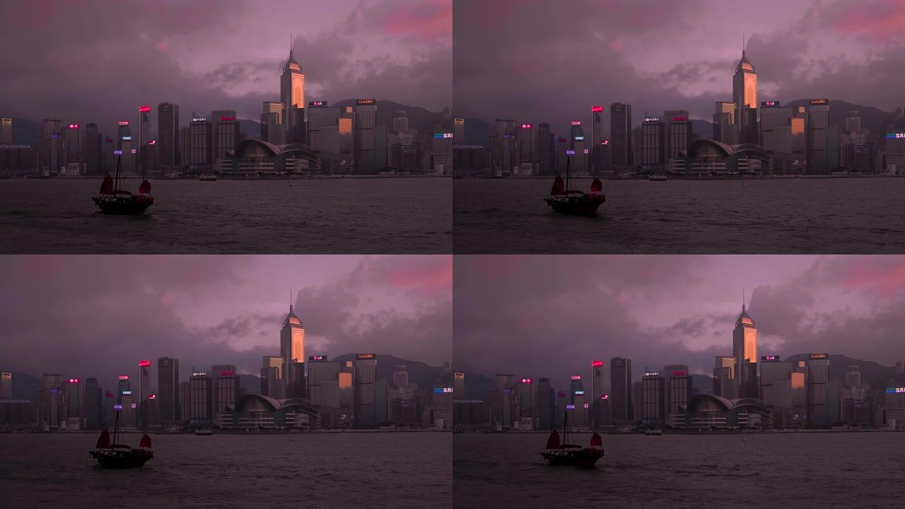 在凉爽的玫瑰日落中，香港会议展览中心和中央广场前的Aqua Luna Boat