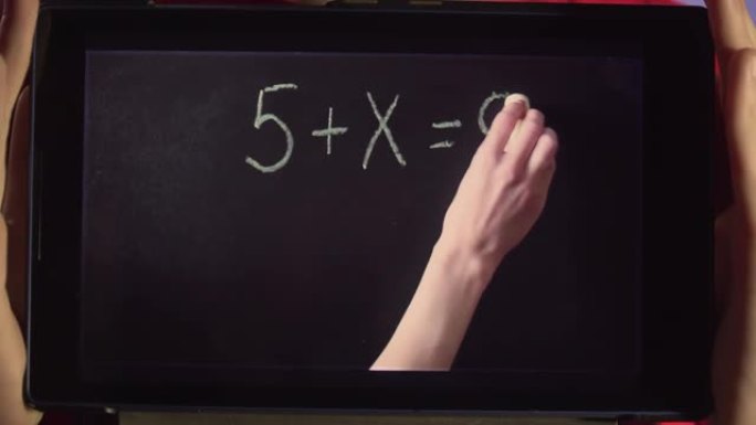 特写男孩拿着平板电脑在哪里女人的手写如何解方程