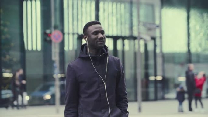带耳机的非洲男性城市模特肖像