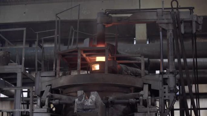 现代感应炉中的熔融金属。铸造液态金属。冶金厂熔炉中的熔融金属。钢铁厂。转炉厂。金属冶炼。