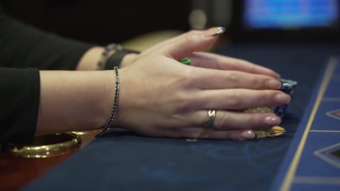 女性在赌场安全地拿着筹码。特写