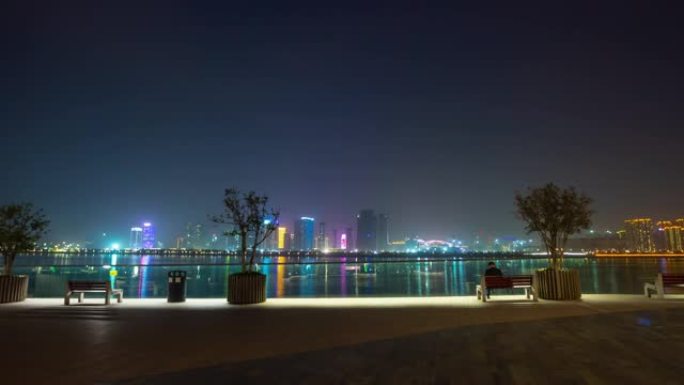 夜间照明杭州市中心河边步行湾延时全景4k中国