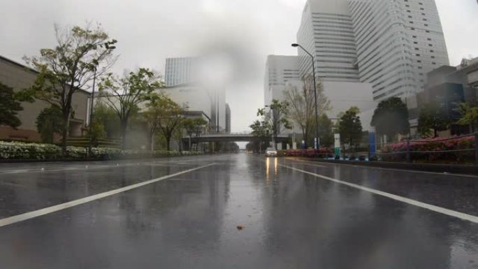 驾车穿越多雨的城市/后视图
