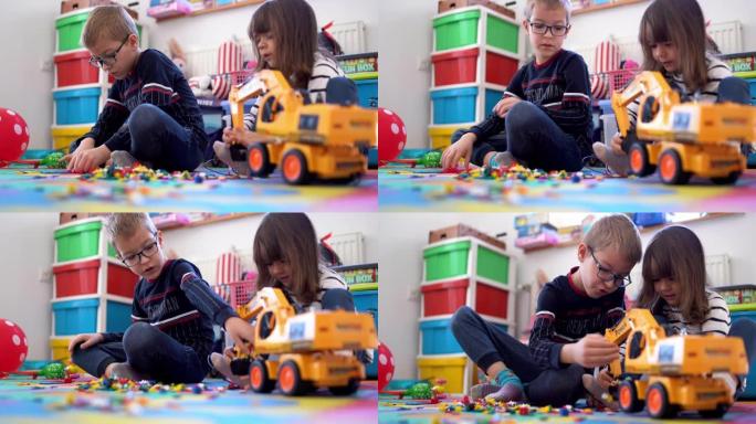 孩子们在房间里玩拼图