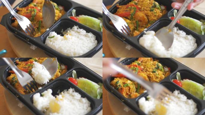 在家午餐盒里吃泰国海鲜咖喱米饭，送货理念。
