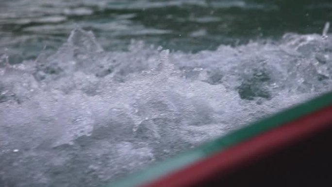 从长尾船关闭考索克国家公园的水湖海洋