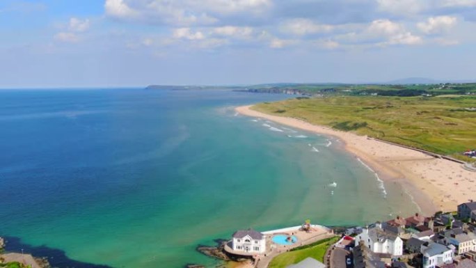 北爱尔兰波特拉什的沙滩和大西洋海岸的鸟瞰图，沿海小镇的俯视图