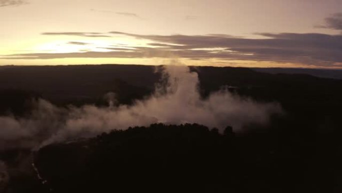 新西兰热仙境Wai-O-Tapu的火山活动导致的热沸腾泥浆和硫磺泉的地热景观