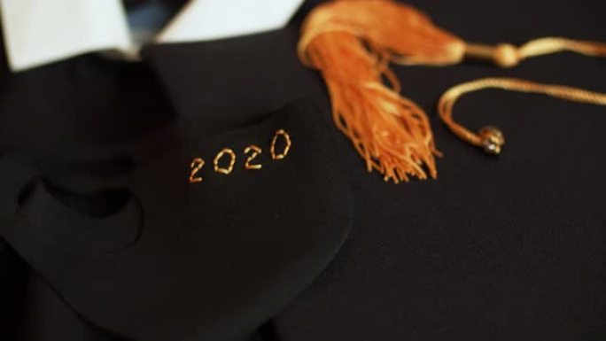 由于新型冠状病毒肺炎大流行，班级2020年毕业礼服和带防护面罩的帽子