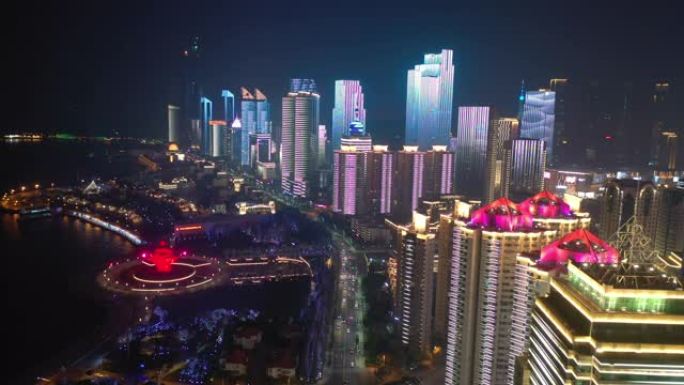 夜间照明显示青岛市著名市中心纪念碑湾空中全景4k中国