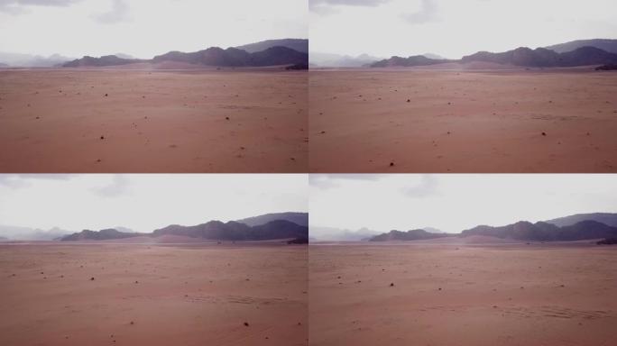 阴天无尽的沙漠山脉全景拍摄