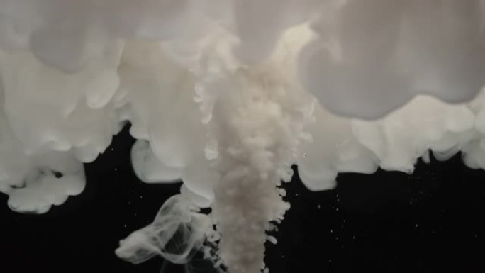 黑暗背景下的白色牛奶慢动作，与水混合和旋转波浪，抽象背景