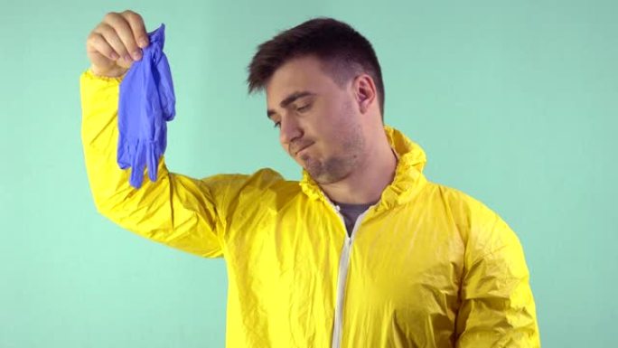穿着黄色西装，手里拿着蓝色手套的清洁工很难过，蓝色背景上的悲伤