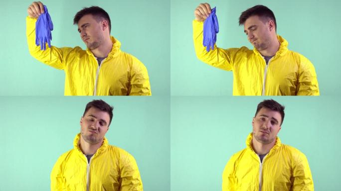 穿着黄色西装，手里拿着蓝色手套的清洁工很难过，蓝色背景上的悲伤