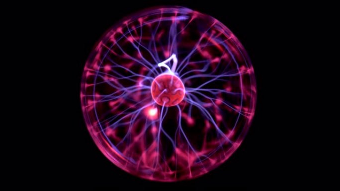 等离子球发出小闪电。黑暗中电的实验。