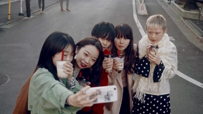 一群时髦的日本年轻人用珍珠奶茶自拍
