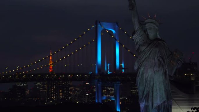 彩虹桥的夜景，由蓝色照亮/对医务人员的支持和感激