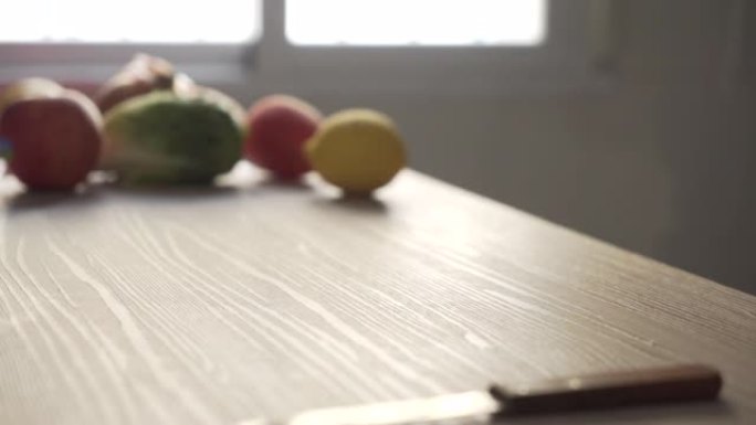 用刀将柠檬水果切成薄片放在木板上