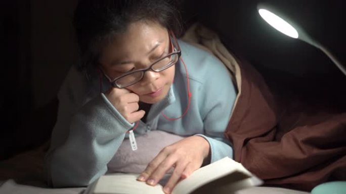 2多莉拍摄亚洲女子晚上在床上看书