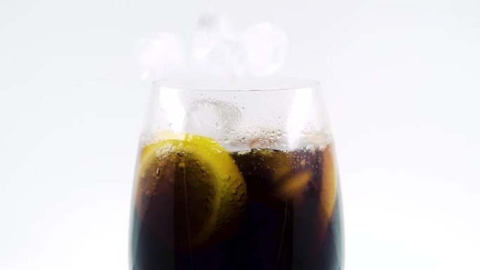 可乐与柠檬片玻璃在白色背景下的慢动作与4K分辨率的冰块