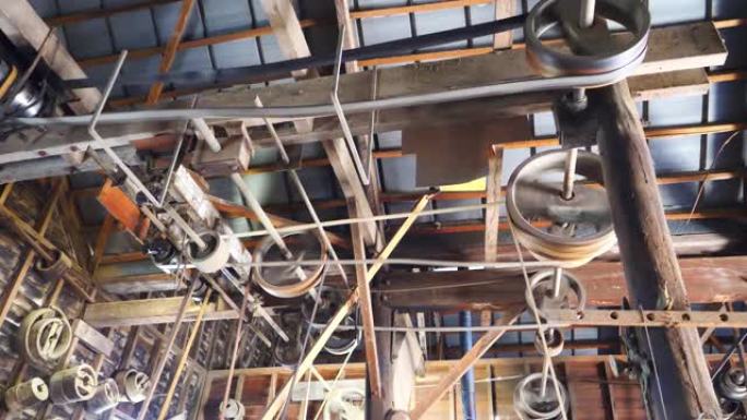 100岁的皮带，从天花板上的驱动轴旋转
