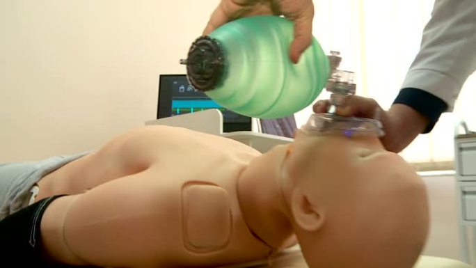 医学院校学生在人体模型上的人工呼吸训练