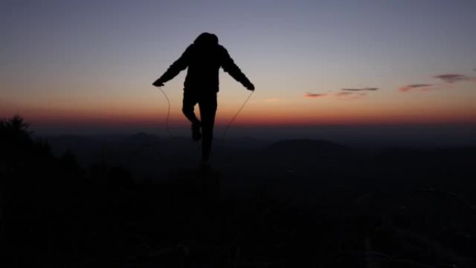 年轻人试图在日落时在捷克共和国贝斯基迪的Ondrejnik山上学习新技能。运动员教如何跳绳。失败的尝