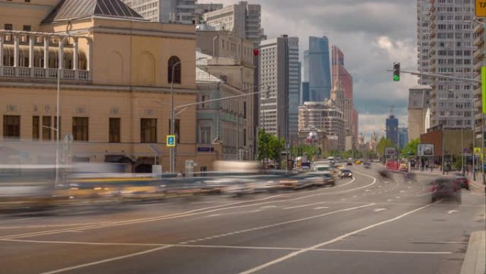 阳光明媚的日子莫斯科市著名的新阿尔巴特交通街全景4k延时俄罗斯