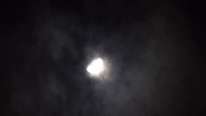月亮云雾遮罩仰视空镜下弦月