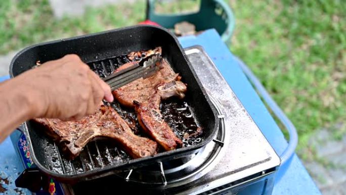 厨师在特氟龙平底锅上使用不锈钢汤锅煎炸沙朗牛肉排