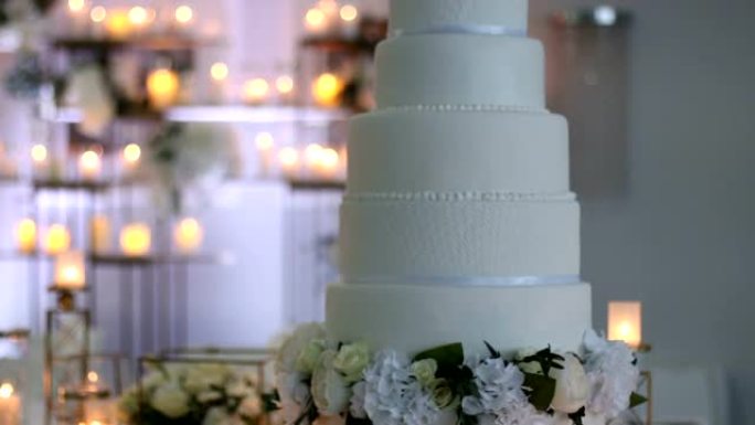多层白色婚礼蛋糕