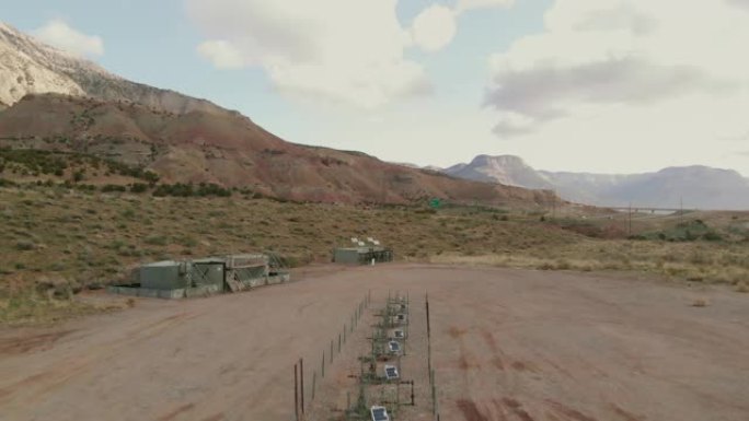 天然气和油井设备在美国西部的偏远峡谷位置黄昏4k无人机视频