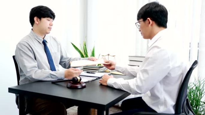 亚洲律师与客户见面并为客户提供慰藉，为问题，正义和律师观念提供法律建议和信任承诺