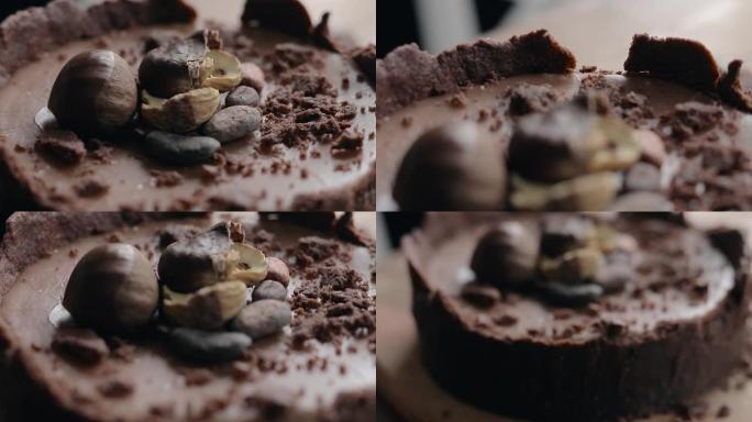 焦糖和栗子巧克力芝士蛋糕。摄像机运动。