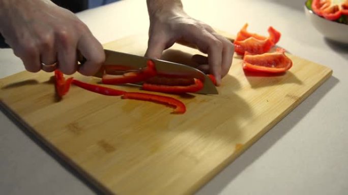 在木板上煮细碎的红甜椒切片。