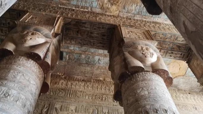 丹德拉神庙或哈索尔神庙美丽的内部。埃及，登德拉，古埃及神庙靠近肯城。