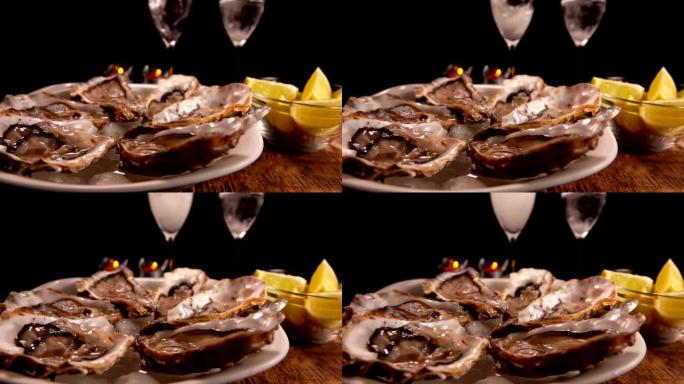 新鲜美味的牡蛎放在冰盘上，配上香槟