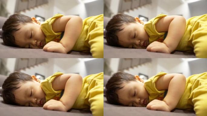 一个男婴睡在家里的沙发上的特写视频