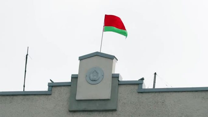 白俄罗斯国旗骄傲地飘扬在一个阳光明媚的日子里，慢镜头