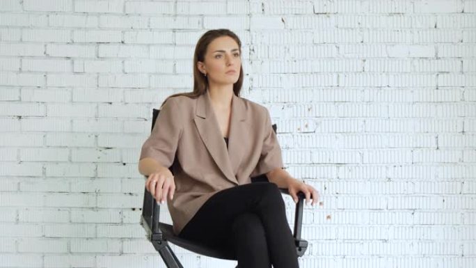 一位年轻女演员坐在椅子上，试镜电影